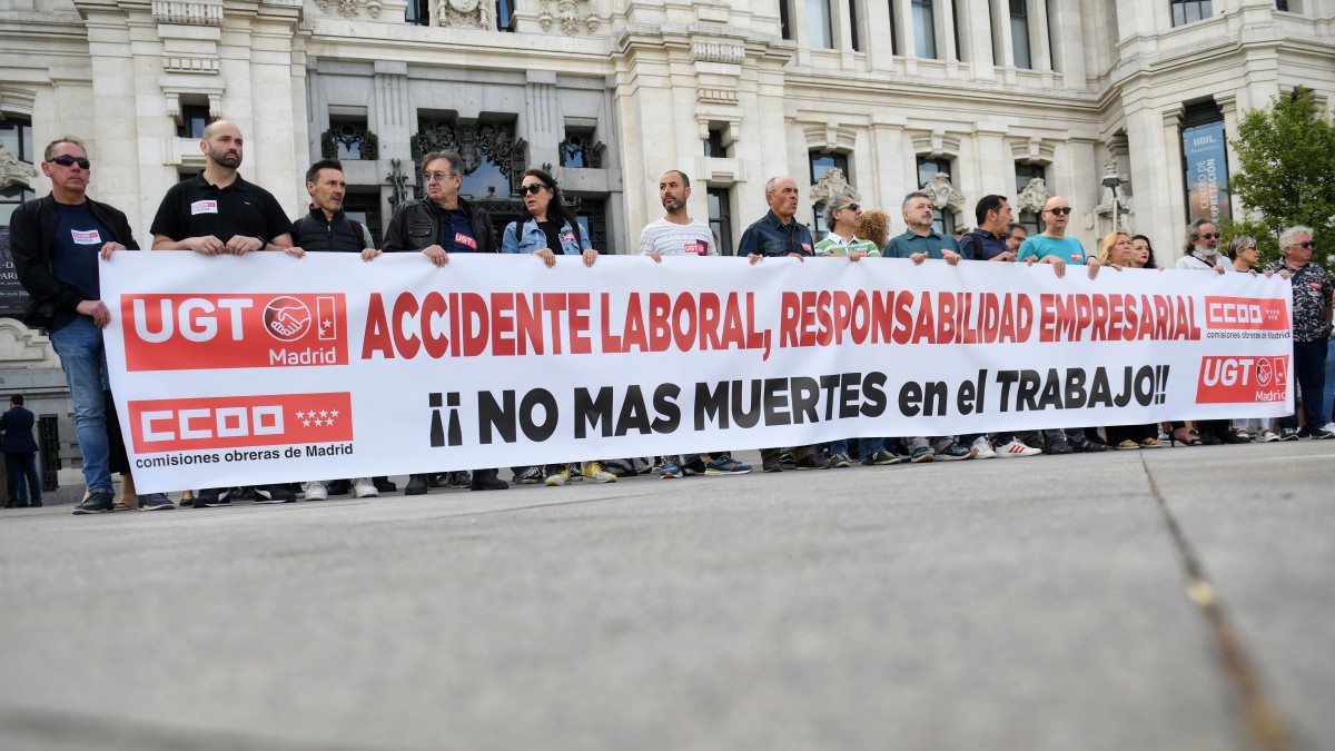 Manifestantes durante una concentración convocada por CCOO y UGT, en la plaza de Cibeles, a 31 de mayo de 2024, en Madrid (España). Los sindicatos CC.OO. y UGT se han concentrado hoy por los 33 trabajadores fallecidos en accidentes laborales en este 2024. Tan sólo en este mes de mayo, a la espera de los datos oficiales que se conocerán a mediados de junio, los sindicatos han registrado cinco accidentes mortales. Desde los sindicatos, reclaman medidas para poner freno a este elevado número de accidentes mortales. 31 MAYO 2024;MADRID;CCOO;UGT;CIBELES;TRABAJADORES;ACCIDENTES LABORALES;PROTESTA Fernando Sánchez / Europa Press (Foto de ARCHIVO) 31/5/2024