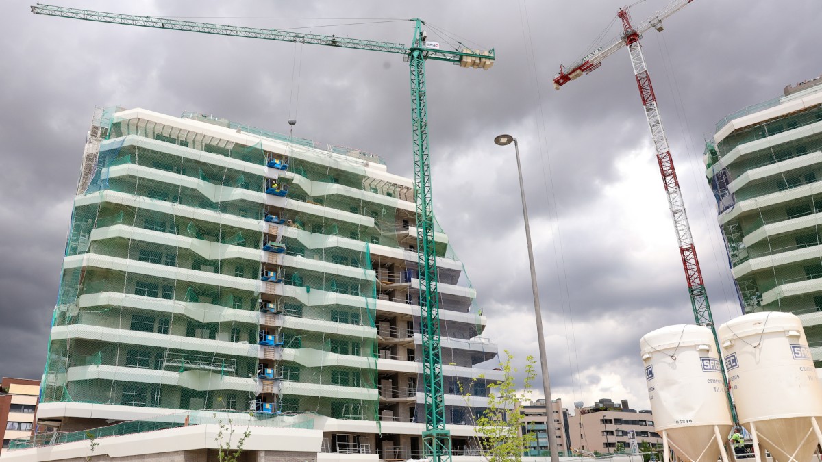 Edificación de viviendas, a 20 de junio de 2024, en Tres Cantos, Madrid (España). El número de hipotecas constituidas sobre viviendas se disparó un 28% en abril respecto al mismo mes de 2023, hasta sumar más de 34 mil préstamos, su mayor cifra en un mes de abril desde 2010, con un tipo de interés medio algo más moderado que el del mes anterior, que alcanzó en abril el 3,38%, registrando su tercer valor más elevado desde diciembre de 2014, sólo superado por el de enero (3,46%) y marzo de este año (3,41%). 20 JUNIO 2024;MADRID;FIRMA HIPOTECAS;TRES CANTOS Marta Fernández / Europa Press (Foto de ARCHIVO) 20/6/2024