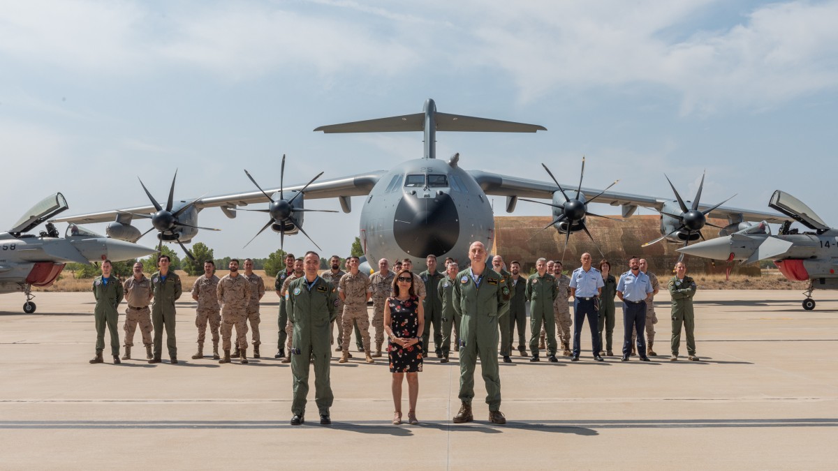 La ministra de Defensa, Margarita Robles, visita la Base Aérea del Ala 14 en Albacete con motivo del ejercicio que ha realizado denominado ‘Pacific Skies’. Foto de Familia.