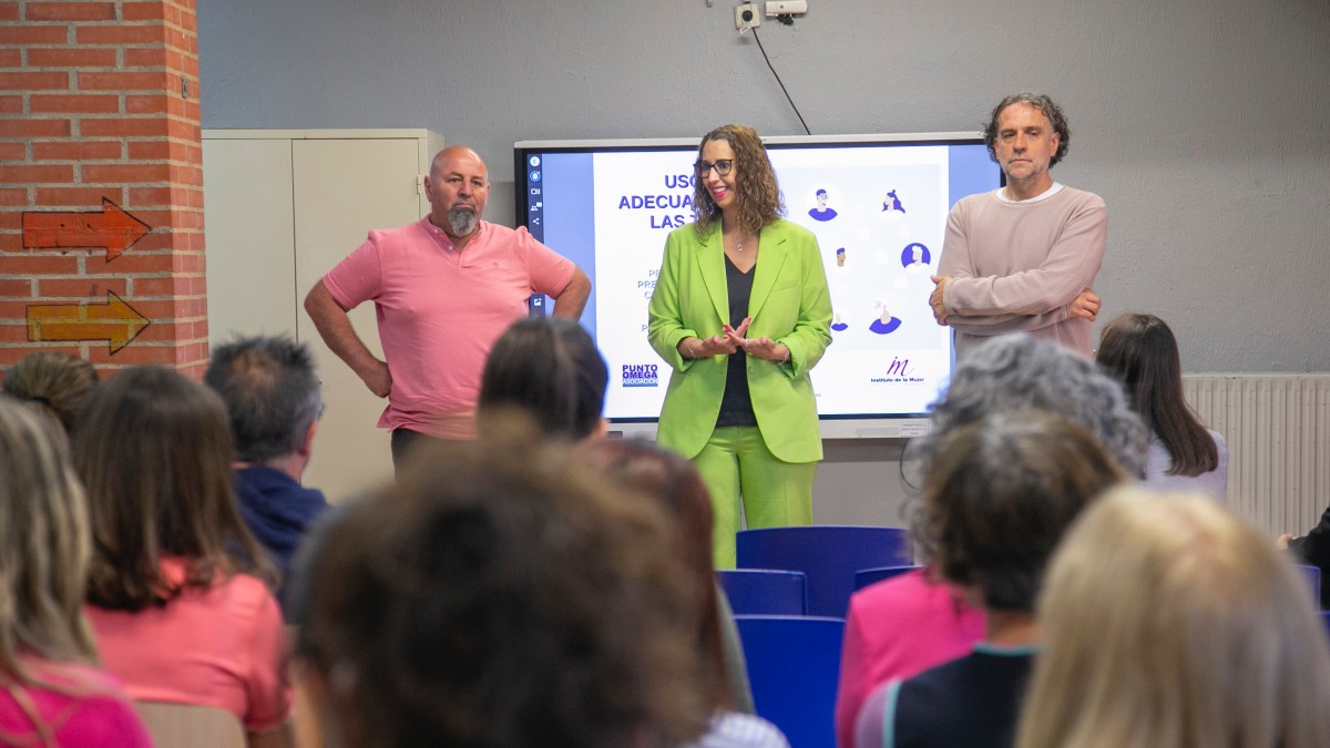 Toledo, 14 de mayo de 2024.- La consejera de Igualdad, Sara Simón, ha visitado un taller sobre los distintos tipos de ciberviolencia, dirigido a familias, en el Colegio Público de Educación Especial de Toledo. (Fotos: A. Pérez Herrera // JCCM)