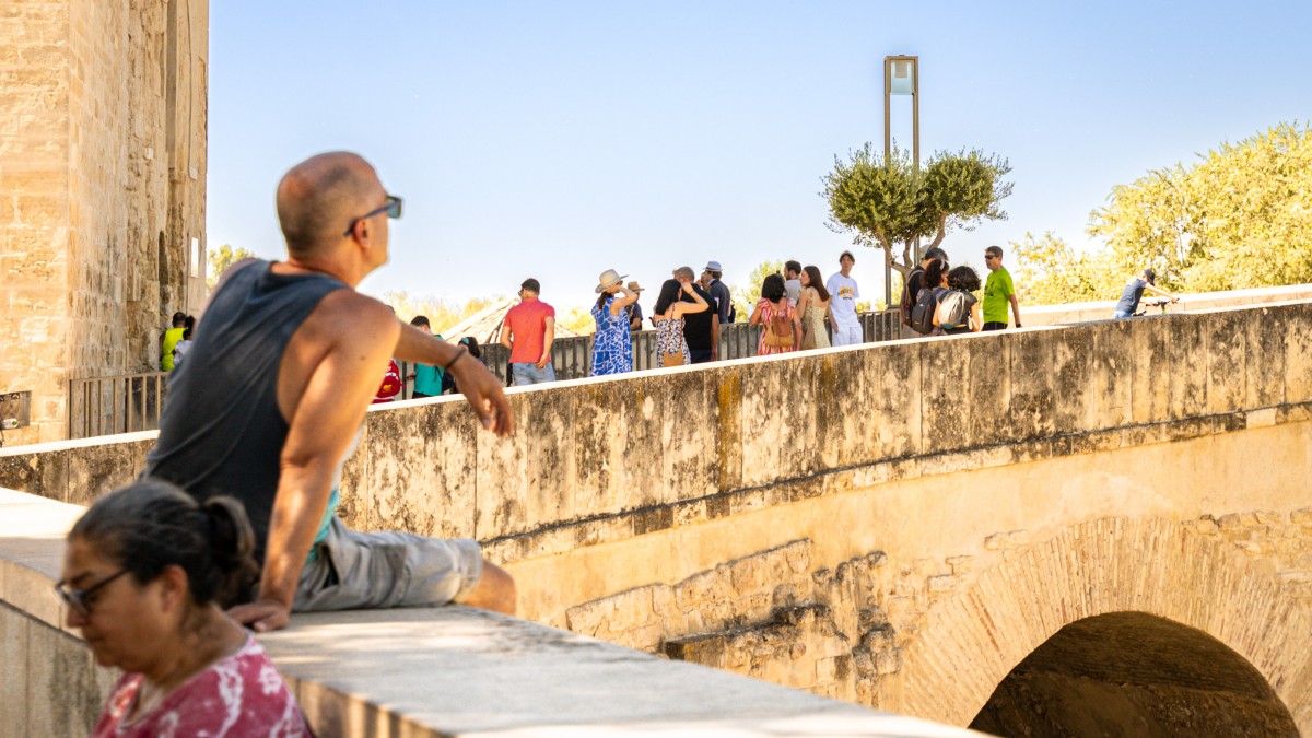 Turistas y cordobeses se resguardan del sol para hacer frente a las altas temperaturas registradas en Córdoba, a 19 de agosto de 2024 en Córdoba (Andalucía, España). La Agencia Estatal de Meteorología (Aemet) ha activado la alerta amarilla por calor para este lunes en las provincias andaluzas de Córdoba, Huelva, Jaén y Sevilla, por temperaturas máximas que podrán alcanzar los 40 grados. El pasado domingo, un total de 34 estaciones igualaron o superaron los 40ºC en Andalucía, según la información publicada por la página web de la Aemet, consultada por Europa Press.