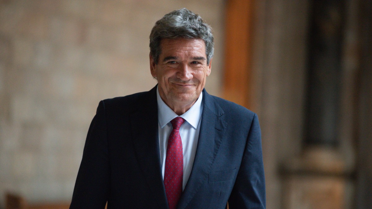 El ministro para la Transformación Digital y de la Función Pública, José Luis Escrivá (d), a su llegada a una reunión, en el Palau de la Generalitat, a 4 de septiembre de 2024, en Barcelona, Catalunya (España). Escrivá ha viajado a Barcelona a la espera de que el Gobierno oficialice su nombramiento como próximo gobernador del Banco de España durante los próximos seis años. 04 SEPTIEMBRE 2024;ESCRIVÁ;BANCO ESPAÑA;GOBERNADOR;REUNIÓN;GENERALITAT