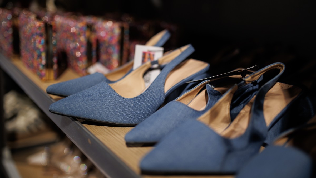 (Foto de ARCHIVO) Zapatos expuestos durante la inauguración de la tienda efímera de Shein, en el ABC Serrano, a 26 de abril de 2024, en Madrid (España). La tienda de Shein abre sus puertas desde mañana, el 27 de abril, hasta el 5 de mayo, convirtiéndose en el 'pop-up store' más grande hasta la fecha en España, con 900 metros cuadrados. Shein, fundada en 2012, opera actualmente en más de 150 países del mundo y cuenta con centros de operaciones clave en Singapur, China y Estados Unidos. Alejandro Martínez Vélez / Europa Press 26 ABRIL 2024;MADRID;TIENDA;SHEIN;INAUGURACIÓN;POP UP STORE 26/4/2024