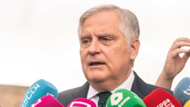 El alcalde de Ciudad Real, Francisco Cañizares, atiende a los medios antes de entrar en el Debate del Estado de la Región. JUAN MORENO/EUROPA PRESS 15/10/2024