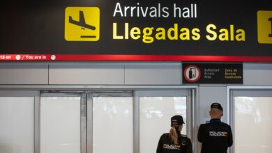 (Foto de ARCHIVO) Dos agentes de la Policía Nacional en la puerta de llegadas de la terminal T1 del Aeropuerto Adolfo Suárez Madrid Barajas, por la previsible llegada del expresidente de la Real Federación Española de Fútbol (RFEF), a 3 de abril de 2024, en Madrid (España). El expresidente de la Real Federación Española de Fútbol (RFEF) Luis Rubiales ha adelantado su regreso a España desde República Dominicana y ha aterrizado durante la mañana de hoy en el aeropuerto madrileño de Adolfo Suárez Madrid-Barajas. A su llegada a España, ha sido detenido por agentes de la Unidad Central Operativa (UCO) de la Guardia Civil por la investigación que afecta a su etapa al frente de la RFEF y que indaga irregularidades en los contratos para jugar la Supercopa de España de fútbol en Arabia Saudí. La vuelta se produce después de que el pasado lunes, agentes de la UCO llevaran a cabo un registro en el alojamiento de Rubiales en Punta Cana por orden de la juez, y en el que se incautó el teléfono móvil y una tablet del propio expresidente de la RFEF. Alejandro Martínez Vélez / Europa Press 03 ABRIL 2024;RUBIALES;PUNTA CANA;EXSELECCIONADOR;FUTBOL;AEROPUERTO;UCO;GUARDIA CIVIL;SUPERCOPA;ARABIA SAUDI 03/4/2024