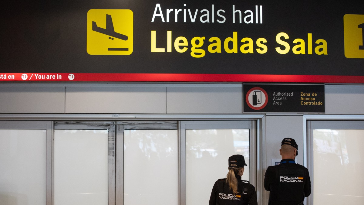 (Foto de ARCHIVO) Dos agentes de la Policía Nacional en la puerta de llegadas de la terminal T1 del Aeropuerto Adolfo Suárez Madrid Barajas, por la previsible llegada del expresidente de la Real Federación Española de Fútbol (RFEF), a 3 de abril de 2024, en Madrid (España). El expresidente de la Real Federación Española de Fútbol (RFEF) Luis Rubiales ha adelantado su regreso a España desde República Dominicana y ha aterrizado durante la mañana de hoy en el aeropuerto madrileño de Adolfo Suárez Madrid-Barajas. A su llegada a España, ha sido detenido por agentes de la Unidad Central Operativa (UCO) de la Guardia Civil por la investigación que afecta a su etapa al frente de la RFEF y que indaga irregularidades en los contratos para jugar la Supercopa de España de fútbol en Arabia Saudí. La vuelta se produce después de que el pasado lunes, agentes de la UCO llevaran a cabo un registro en el alojamiento de Rubiales en Punta Cana por orden de la juez, y en el que se incautó el teléfono móvil y una tablet del propio expresidente de la RFEF. Alejandro Martínez Vélez / Europa Press 03 ABRIL 2024;RUBIALES;PUNTA CANA;EXSELECCIONADOR;FUTBOL;AEROPUERTO;UCO;GUARDIA CIVIL;SUPERCOPA;ARABIA SAUDI 03/4/2024