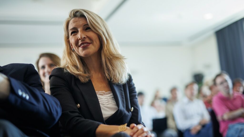 (Foto de ARCHIVO) La vicepresidenta segunda y ministra de Trabajo, Yolanda Díaz, durante la inauguración del I Encuentro 'Diversidad LGTBIQ+ en el entorno laboral', en el Círculo de Bellas Artes, a 1 de julio de 2024, en Madrid (España). Este es el primer foro #EmpleoArcoiris para abordar la gestión de la diversidad LGTBIQ+ con motivo de la Semana del Orgullo 2024. Alejandro Martínez Vélez / Europa Press 01 JULIO 2024;MADRID;YOLANDA DIAZ;ENCUENTRO DIVERSIDAD LGTBIQ 01/7/2024