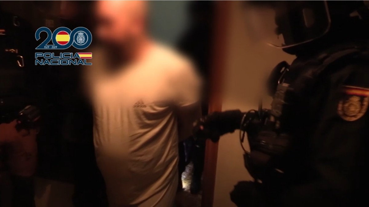 Imagen del momento del arresto del fugitivo, huido por un asesinato cometido en Talavera de la Reina en 2009 REMITIDA / HANDOUT por POLICÍA NACIONAL Fotografía remitida a medios de comunicación exclusivamente para ilustrar la noticia a la que hace referencia la imagen, y citando la procedencia de la imagen en la firma 22/11/2024