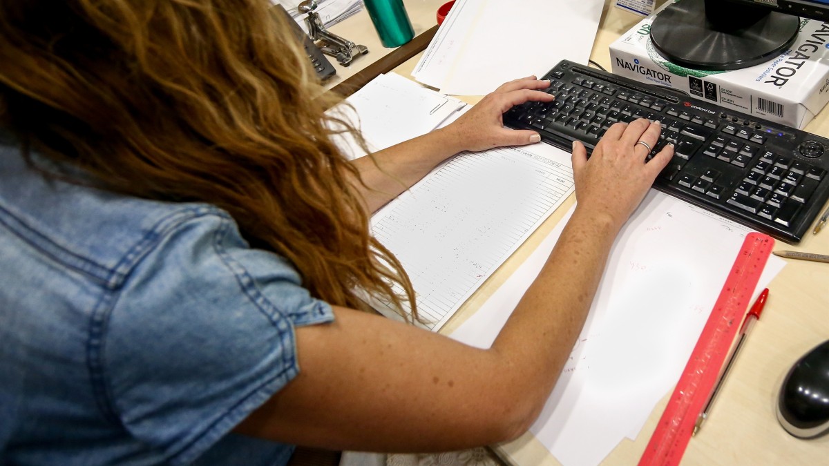 (Foto de ARCHIVO) Una mujer escribe en el teclado de su ordenador, con papeles alrededor mientras trabaja en la oficina. 19 junio 2019, oficina, teclado, ordenador, oficinista, papeles. Ricardo Rubio / Europa Press (Foto de ARCHIVO) 19/6/2019