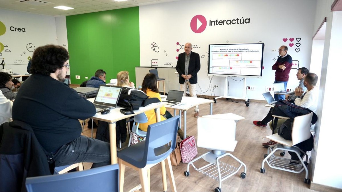 (Foto de ARCHIVO) Arranca la formación de docentes en conocimientos de robótica como parte del programa Código Escuela 4.0. JCCM 06/2/2024