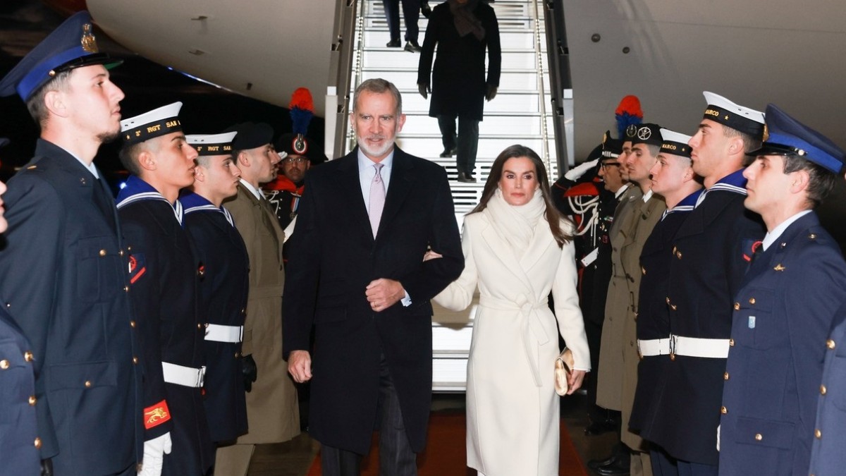 Los Reyes Felipe VI y Letizia llegan al aeropuerto de Roma para iniciar su visita de Estado a Italia REMITIDA / HANDOUT por CASA DE S.M. EL REY Fotografía remitida a medios de comunicación exclusivamente para ilustrar la noticia a la que hace referencia la imagen, y citando la procedencia de la imagen en la firma 10/12/2024