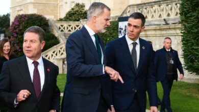 (I-D) El presidente de la Junta de Castilla-La Mancha, Emiliano García-Page, el Rey Felipe VI y el presidente del Gobierno, Pedro Sánchez, a su llegada a la XXVII Conferencia de Presidentes, en el Palacio de la Magdalena, a 13 de diciembre de 2024, en Santander, Cantabria (España). La conferencia se celebra tras más de dos años sin convocarse, en una cita en la que el foco está puesto en la financiación autonómica en Cataluña, aunque el orden del día también incluye vivienda, migración y sanidad. C. Ortiz / Europa Press 13 DICIEMBRE 2024;CONFERENCIA;PRESIDENTES;CCAA;COMUNIDADES AUTÓNOMAS 13/12/2024