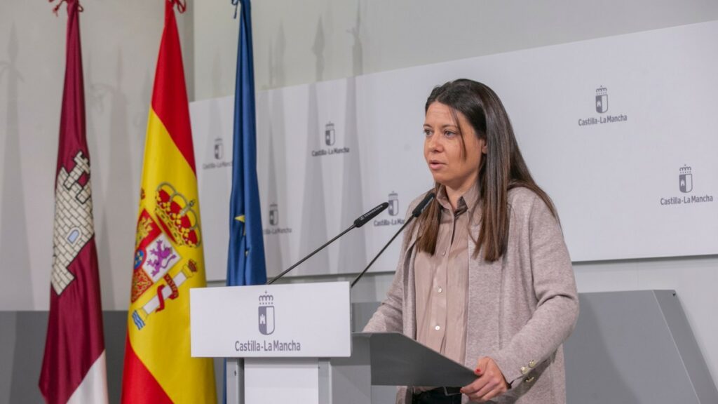 Toledo, 23 de diciembre de 2024.- La consejera de Desarrollo Sostenible, Mercedes Gómez, y la consejera de Bienestar Social, Bárbara García, ha comparecido en rueda de prensa en el Palacio de Fuensalida, para informar sobre los acuerdos de sus departamentos adoptados por el Consejo de Gobierno. (