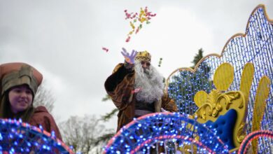 CIUDAD REAL, 05/01/2025.- Miles de niños han tomado las calles de Ciudad Real acompañados de sus padres y abuelos para recibir a la comitiva de los Reyes Magos, formada por más de 500 personas, adelantada a la mañana de hoy domingo por la previsión de lluvias. EFE/Jesús Monroy