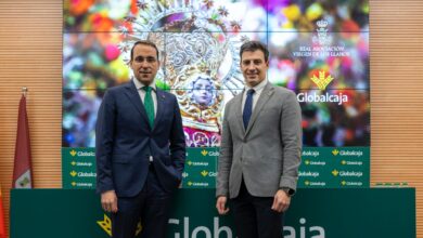 Firma de convenio para el nuevo museo entre la Real Asociación Virgen de los Llanos y Globalcaja. Pedro Palacios y Antonio Fernández-Pacheco