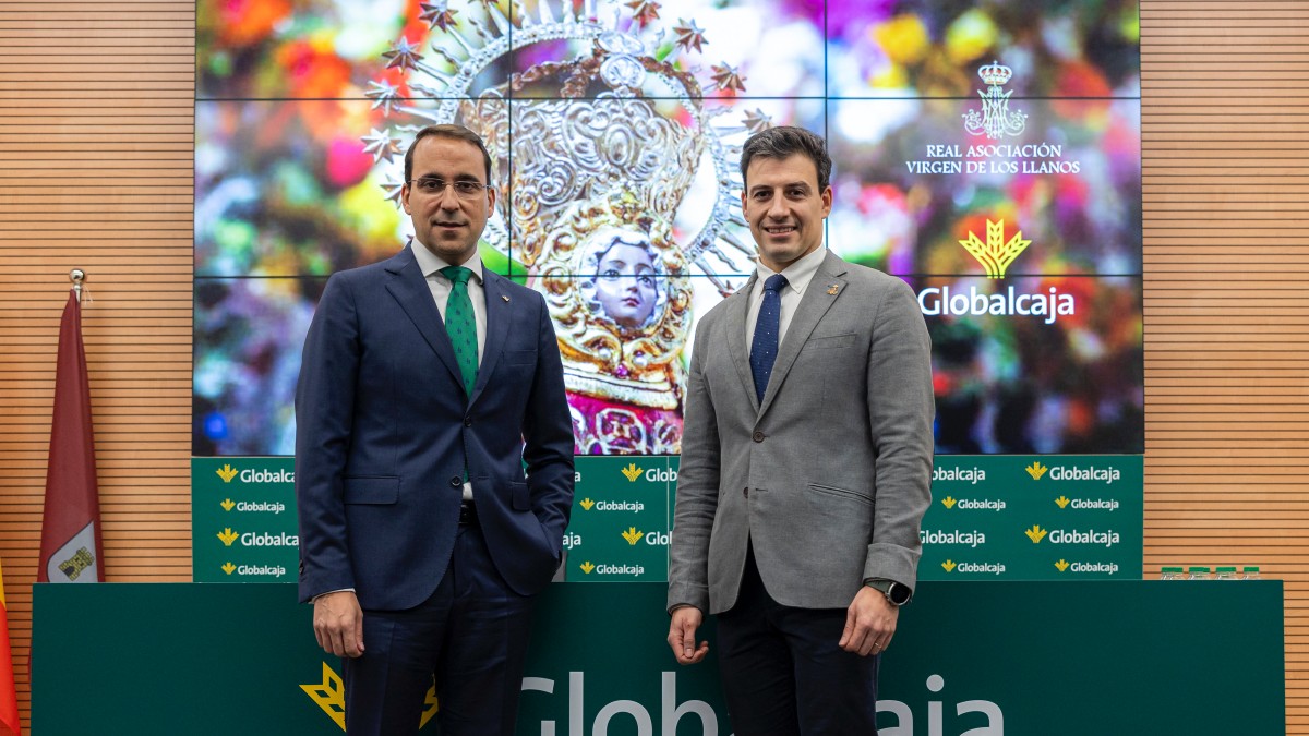 Firma de convenio para el nuevo museo entre la Real Asociación Virgen de los Llanos y Globalcaja. Pedro Palacios y Antonio Fernández-Pacheco