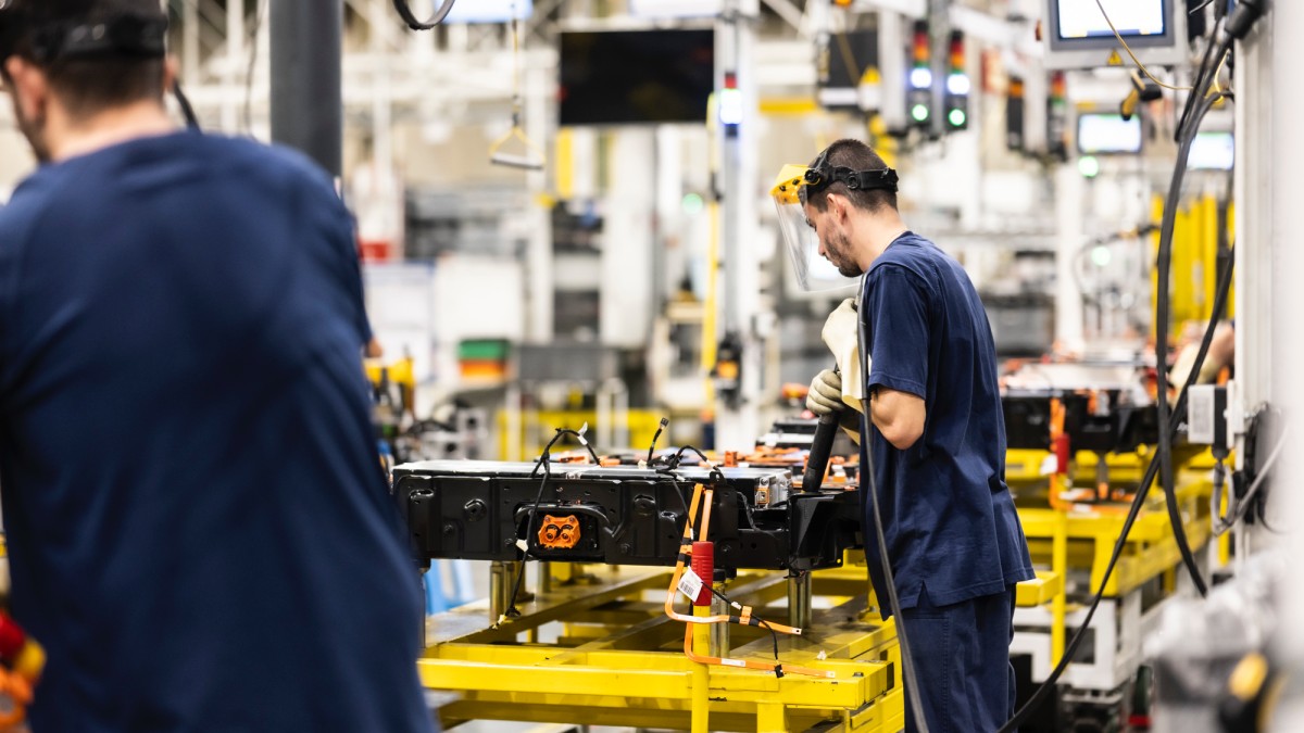 (Foto de ARCHIVO) Varios empleados en la planta automovilística de Stellantis, a 7 de septiembre de 2022, en Figueruelas, Zaragoza, Aragón (España). La factoría de Stellantis retomó la producción en todos sus turnos, el pasado domingo, 4 de septiembre, después de que la planta cancelase su actividad en las dos líneas de producción desde el martes, 30 de agosto, por falta de componentes. Marcos Cebrián / Europa Press 07 SEPTIEMBRE 2022;FACTORÍA STELLANTIS;FIGUERUELAS;ZARAGOZA;PLANTA AUTOMOVILÍSTICA 07/9/2022