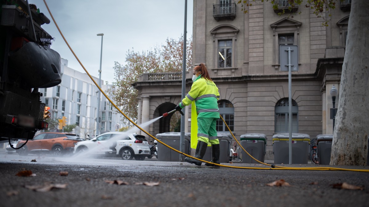(Foto de ARCHIVO) Una trabajadora de la limpieza riega una calle con una manguera, a 10 de enero de 2024, en Barcelona, Catalunya (España). El Ayuntamiento de Barcelona ha alertado de que la fase de emergencia por la sequía, en la que Catalunya puede entrar este enero si no llegan precipitaciones abundantes en las próximas semanas, podría afectar al abastecimiento domiciliario si se llega a la fase de emergencia más avanzada. Asimismo, durante la rueda de prensa para actualizar la situación de la sequía, han informado que cuando se entre en fase de emergencia no podrá usarse agua potable en los espacios verdes y se continuará regando con agua freática. David Zorrakino / Europa Press 10 ENERO 2024;SEQUIA;AGUA;REGAR;AGUA POTABLE;ABASTECIMIENTO 10/1/2024