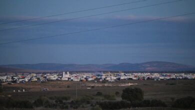 CIUDAD REAL (CASTILLA LA MANCHA), 01/01/2025.- Una macrofiesta rave sin autorización, la llamada Big Fucking Party 2025, ha reunido este miércoles, a cientos de participantes llegados desde distintos puntos de España y Europa en terrenos situados en el polígono industrial que se encuentra junto al aeropuerto de Ciudad Real. Así lo ha explicado a EFE el teniente de alcalde y concejal de Seguridad del Ayuntamiento de Ciudad Real, Ricardo Chamorro, que ha recordado que la pasada edición de esta fiesta se celebró en unos terrenos de Fuente Álamo (Murcia) y el anterior en La Peza (Granada), donde congregó a más de 8.000 personas. EFE/ Jesus Monroy