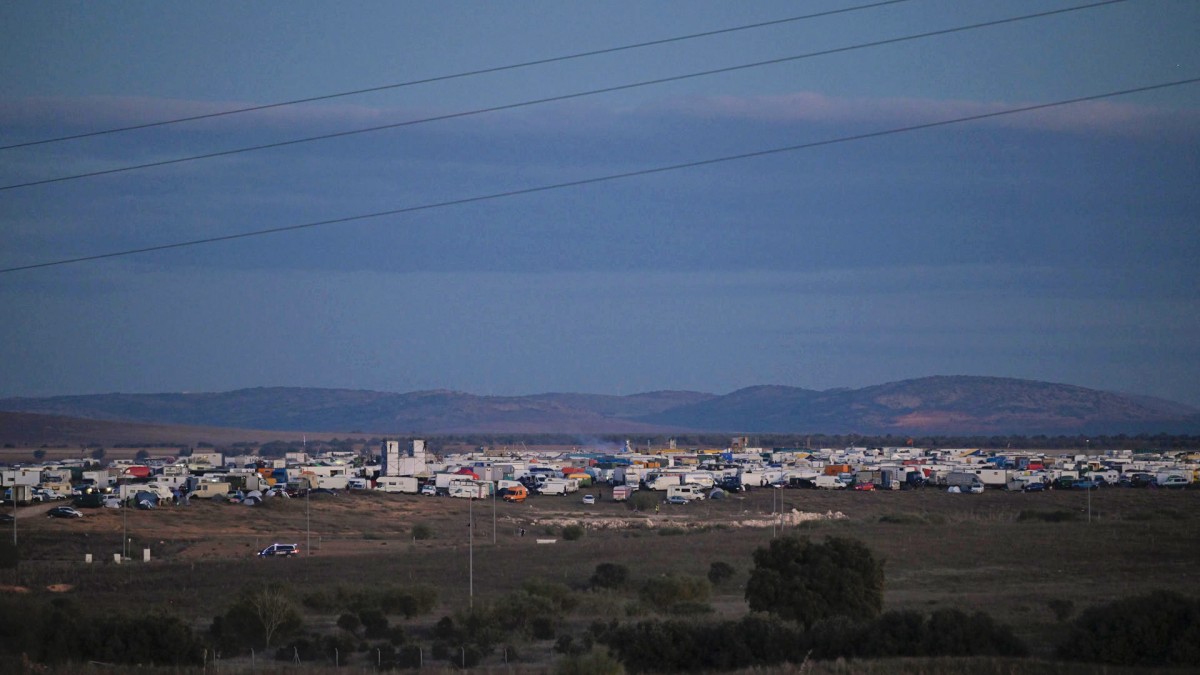 CIUDAD REAL (CASTILLA LA MANCHA), 01/01/2025.- Una macrofiesta rave sin autorización, la llamada Big Fucking Party 2025, ha reunido este miércoles, a cientos de participantes llegados desde distintos puntos de España y Europa en terrenos situados en el polígono industrial que se encuentra junto al aeropuerto de Ciudad Real. Así lo ha explicado a EFE el teniente de alcalde y concejal de Seguridad del Ayuntamiento de Ciudad Real, Ricardo Chamorro, que ha recordado que la pasada edición de esta fiesta se celebró en unos terrenos de Fuente Álamo (Murcia) y el anterior en La Peza (Granada), donde congregó a más de 8.000 personas. EFE/ Jesus Monroy