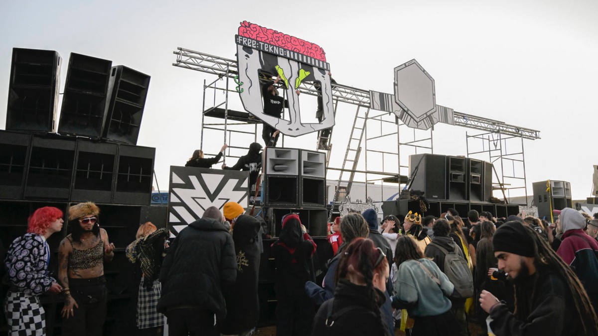 CIUDAD REAL (CASTILLA LA MANCHA), 01/01/2025.- Una macrofiesta rave sin autorización, la llamada Big Fucking Party 2025, ha reunido este miércoles, a cientos de participantes llegados desde distintos puntos de España y Europa en terrenos situados en el polígono industrial que se encuentra junto al aeropuerto de Ciudad Real. Así lo ha explicado a EFE el teniente de alcalde y concejal de Seguridad del Ayuntamiento de Ciudad Real, Ricardo Chamorro, que ha recordado que la pasada edición de esta fiesta se celebró en unos terrenos de Fuente Álamo (Murcia) y el anterior en La Peza (Granada), donde congregó a más de 8.000 personas. EFE/ Jesus Monroy