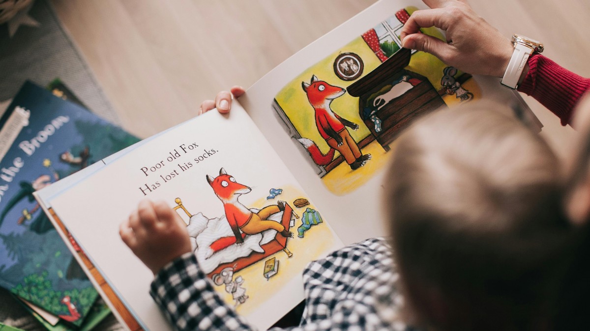 Foto de Lina Kivaka: https://www.pexels.com/es-es/foto/persona-leyendo-un-libro-1741230/