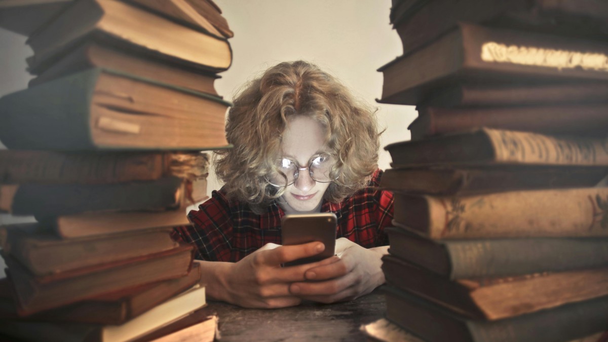Foto de Andrea Piacquadio: https://www.pexels.com/es-es/foto/estudiante-navegando-por-telefono-inteligente-en-la-mesa-con-libros-3769982/
