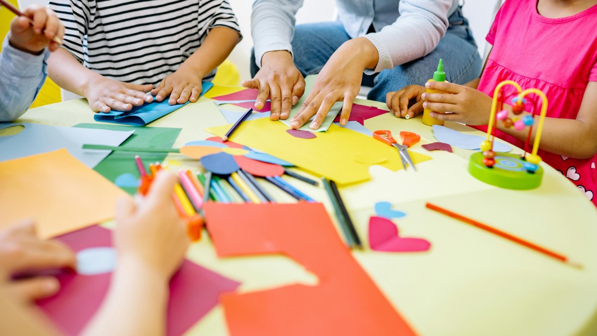 Foto de Yan Krukau: https://www.pexels.com/es-es/foto/gente-mujer-arte-mesa-8612990/