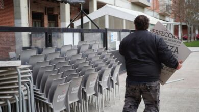 Txabo, dueño del Bar Ogi, preparando la terraza para la apertura de la misma, en Pamplona , hoy 26 de noviembre de 2020.