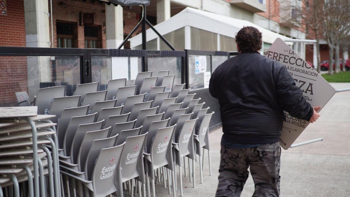Txabo, dueño del Bar Ogi, preparando la terraza para la apertura de la misma, en Pamplona , hoy 26 de noviembre de 2020.