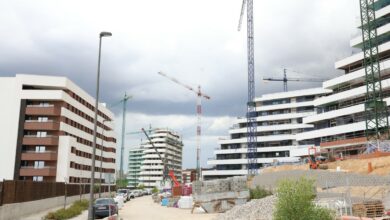(Foto de ARCHIVO) Edificación de viviendas, a 20 de junio de 2024, en Tres Cantos, Madrid (España). El número de hipotecas constituidas sobre viviendas se disparó un 28% en abril respecto al mismo mes de 2023, hasta sumar más de 34 mil préstamos, su mayor cifra en un mes de abril desde 2010, con un tipo de interés medio algo más moderado que el del mes anterior, que alcanzó en abril el 3,38%, registrando su tercer valor más elevado desde diciembre de 2014, sólo superado por el de enero (3,46%) y marzo de este año (3,41%).