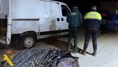 Agentes de la Guardia Civil junto a la furgoneta y el material incautado en Huércal-Overa (Almería). REMITIDA / HANDOUT por GUARDIA CIVIL Fotografía remitida a medios de comunicación exclusivamente para ilustrar la noticia a la que hace referencia la imagen, y citando la procedencia de la imagen en la firma 13/2/2025
