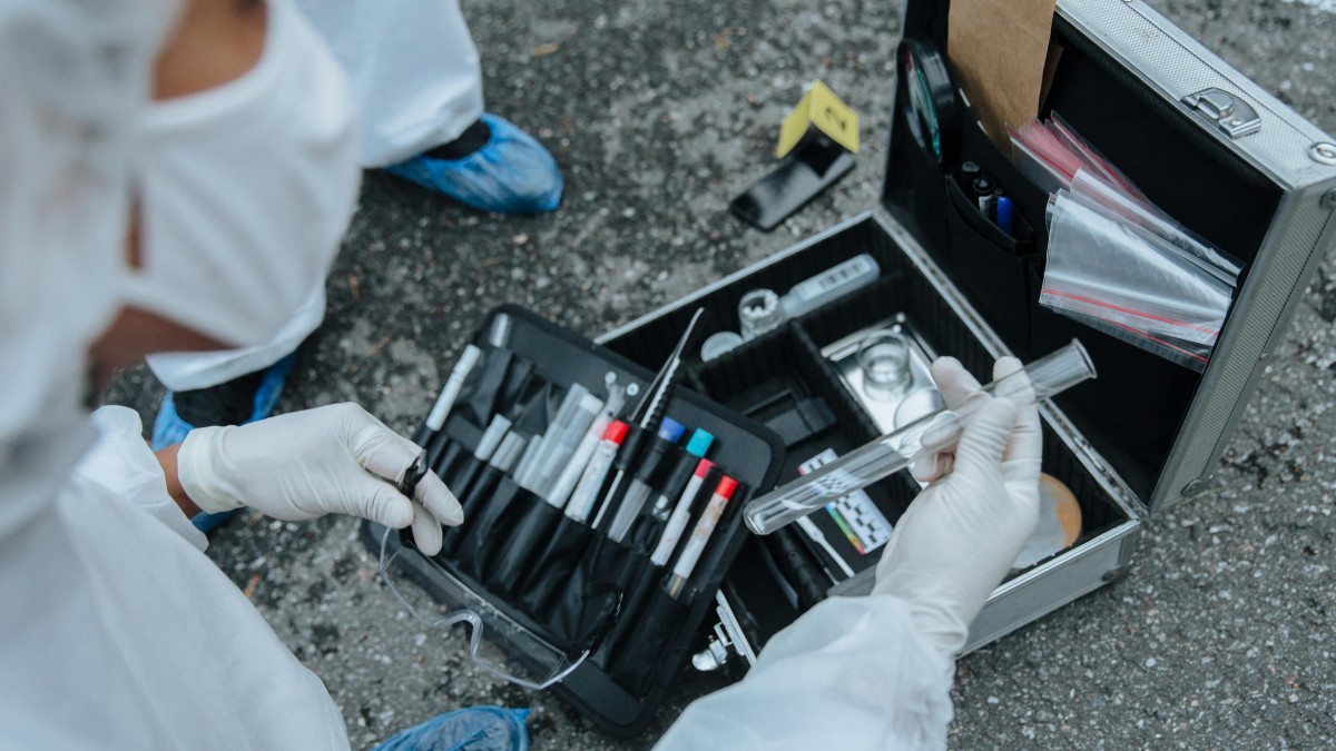Foto de cottonbro studio: https://www.pexels.com/es-es/foto/policia-crimen-equipo-maleta-10481248/