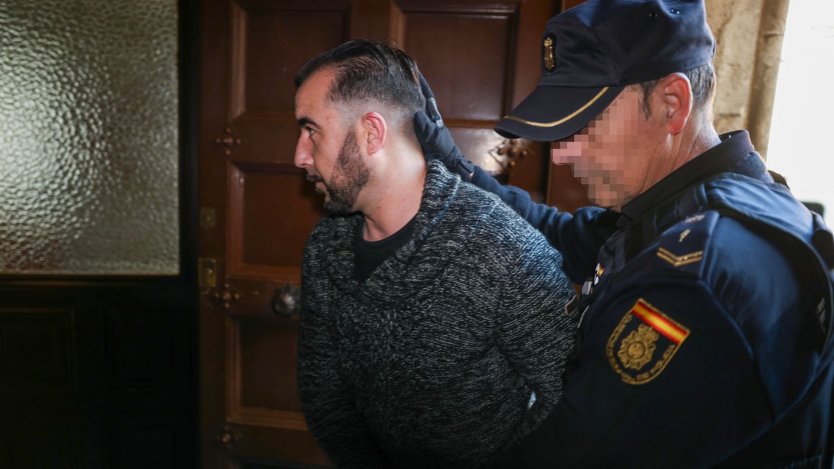 TOLEDO, 24/03/2025.- El hombre acusado por el asesinato de otro a machetazos en Toledo llega a la Audiencia Provincial de Toledo para el juicio en el que se enfrenta a una condena de 23 años de prisión.