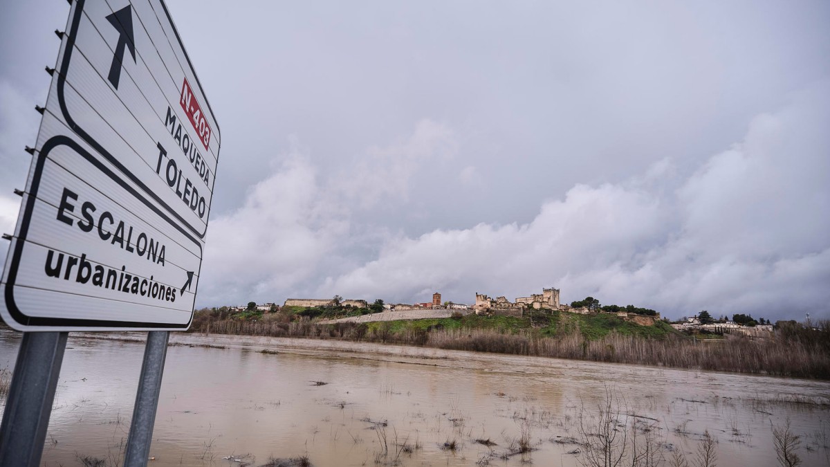 GRAF3298. ESCALONA, 11/03/2025.-Vista de las inundaciones en Escalona por el desbordamiento del Río Alberche este martes. El municipio de Escalona (Toledo) está pendiente de la crecida del río Alberche, uno de los afluentes del Tajo, ante la posibilidad de que se tengan que realizar más desalojos en las urbanizaciones más próximas al cauce del río, toda vez que desde el domingo por la tarde están desalojadas unas cincuenta viviendas de esta zona. EFE/Manu Reino