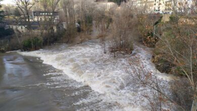 eleva el caudal a 96 m3 por segundo y el Ayuntamiento precinta las riberas