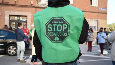 (Foto de ARCHIVO) Un activista de STOP Desahucios acude a una protesta contra el domicilio de una familia, frente al domicilio donde viven actualmente, en la calle Millán Astray, a 12 de noviembre de 2021, en Madrid (España). Una mujer de 30 años, su pareja y su hijo de 5 años se enfrentan este viernes a un desahucio en su domicilio, en la calle Millán Astray de Madrid. El propietario de la vivienda es el fondo de inversión privado G-M REO II SL y este es su primer intento de desahucio. Finalmente, la ejecución se ha parado hasta el próximo 2 de diciembre. Gustavo Valiente / Europa Press 12 NOVIEMBRE 2021;CALLE MILLÁN ASTRAY;MADRID;DESAHUCIO 12/11/2021