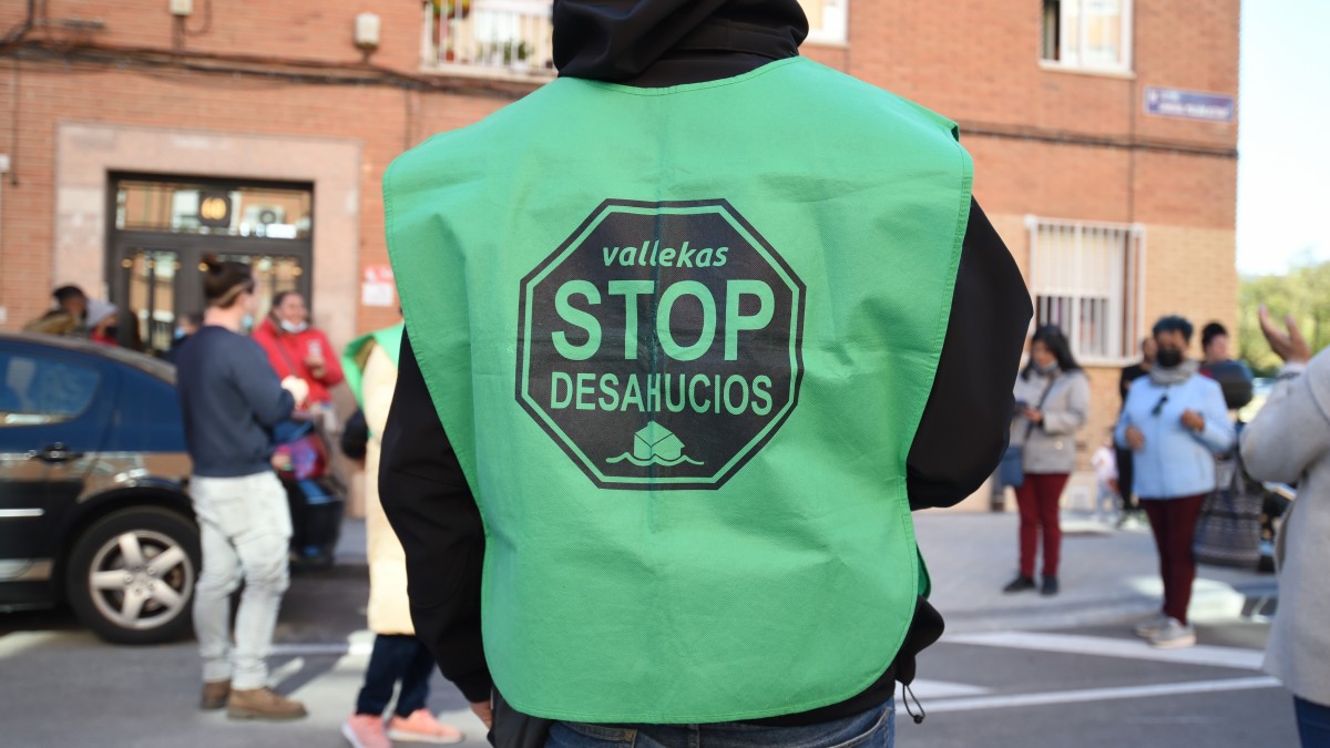 (Foto de ARCHIVO) Un activista de STOP Desahucios acude a una protesta contra el domicilio de una familia, frente al domicilio donde viven actualmente, en la calle Millán Astray, a 12 de noviembre de 2021, en Madrid (España). Una mujer de 30 años, su pareja y su hijo de 5 años se enfrentan este viernes a un desahucio en su domicilio, en la calle Millán Astray de Madrid. El propietario de la vivienda es el fondo de inversión privado G-M REO II SL y este es su primer intento de desahucio. Finalmente, la ejecución se ha parado hasta el próximo 2 de diciembre. Gustavo Valiente / Europa Press 12 NOVIEMBRE 2021;CALLE MILLÁN ASTRAY;MADRID;DESAHUCIO 12/11/2021