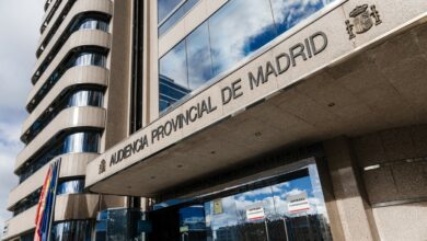 de la Audiencia Provincial, a 12 de febrero de 2024, en Madrid (España). Miguel Ángel Flores, principal condenado por el caso Madrid Arena, es juzgado hoy por presuntos delitos de estafa continuada y apropiación indebida en relación a la gestión y obras de remodelación de un centro deportivo del que era propietario hasta que entró en prisión ubicado en la estación de Chamartín de la capital. Lo hará tras haber extinguido la condena a cuatro años de cárcel que se le impuso por la muerte de cinco jóvenes entre 17 y 20 años en una fiesta de Halloween que organizó a través de una de sus empresas en 2012 en el pabellón Madrid Arena.