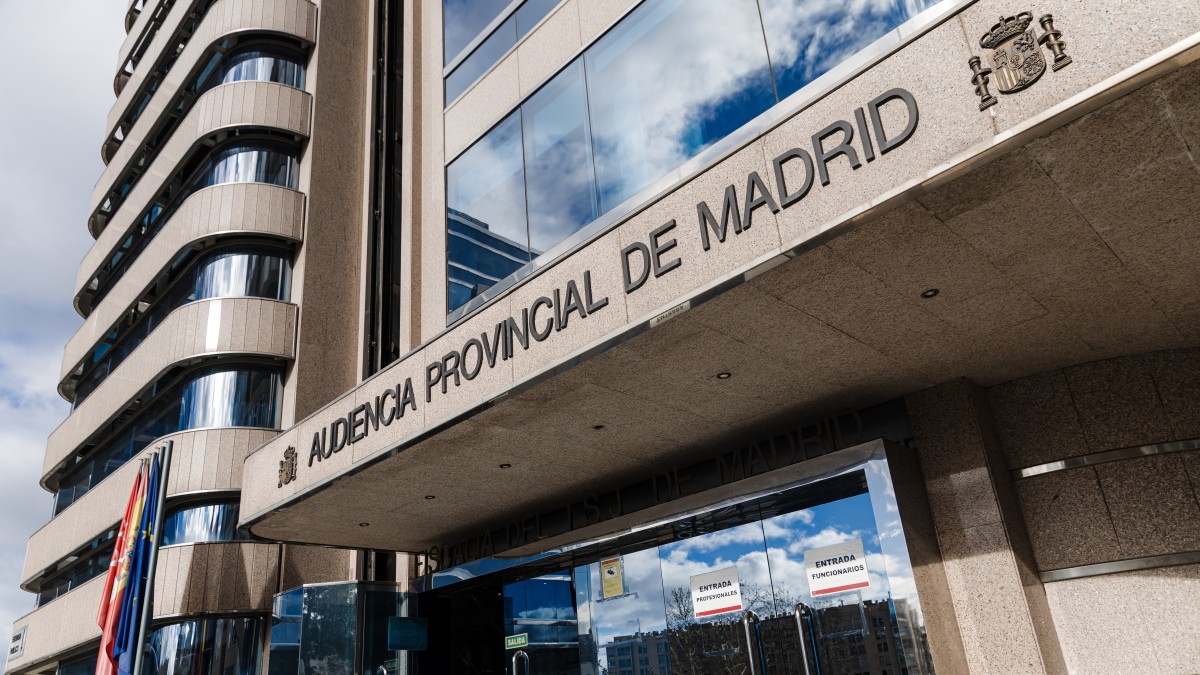 de la Audiencia Provincial, a 12 de febrero de 2024, en Madrid (España). Miguel Ángel Flores, principal condenado por el caso Madrid Arena, es juzgado hoy por presuntos delitos de estafa continuada y apropiación indebida en relación a la gestión y obras de remodelación de un centro deportivo del que era propietario hasta que entró en prisión ubicado en la estación de Chamartín de la capital. Lo hará tras haber extinguido la condena a cuatro años de cárcel que se le impuso por la muerte de cinco jóvenes entre 17 y 20 años en una fiesta de Halloween que organizó a través de una de sus empresas en 2012 en el pabellón Madrid Arena.