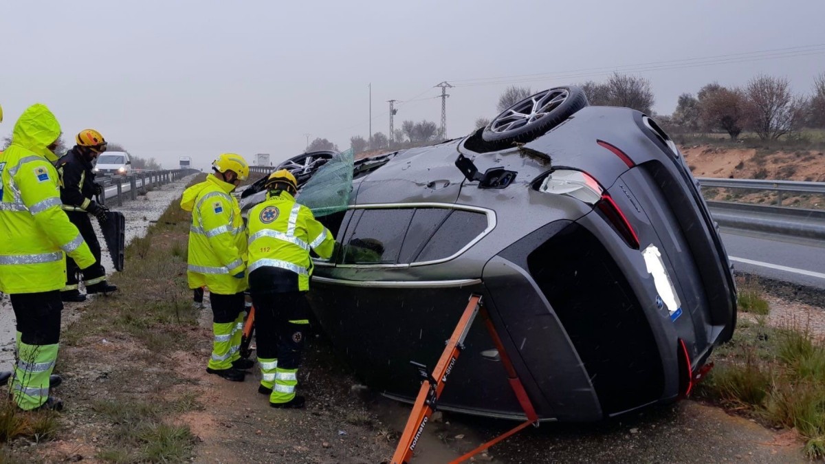 Coche accidentado en la A-3 a su paso por Villarrubio. REMITIDA / HANDOUT por BOMBEROS DIPUTACIÓN CUENCA Fotografía remitida a medios de comunicación exclusivamente para ilustrar la noticia a la que hace referencia la imagen, y citando la procedencia de la imagen en la firma 18/3/2025