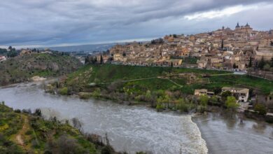 este jueves. Castilla-La Mancha se encuentra este jueves con "estabilidad dentro de la emergencia" por las crecidas de los ríos y los desembalses de varias presas de la Confederación Hidrográfica del Tajo, que han causado inundaciones en municipios como Talavera de la Reina y Escalona, en la provincia de Toledo, donde 60 viviendas siguen desalojadas.