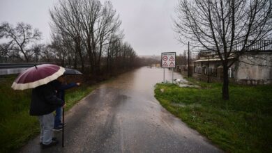 GRAF3298. ESCALONA, 11/03/2025.-Vista de las inundaciones en Escalona por el desbordamiento del Río Alberche este martes. El municipio de Escalona (Toledo) está pendiente de la crecida del río Alberche, uno de los afluentes del Tajo, ante la posibilidad de que se tengan que realizar más desalojos en las urbanizaciones más próximas al cauce del río, toda vez que desde el domingo por la tarde están desalojadas unas cincuenta viviendas de esta zona.