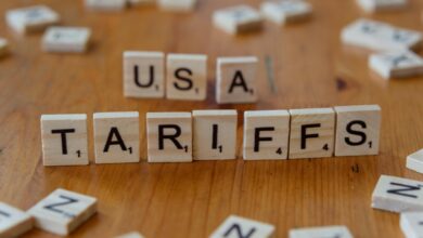 es-es/foto/concepto-de-aranceles-de-ee-uu-con-fichas-de-scrabble-30855417/