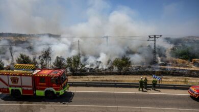 TOLEDO, 26/06/2025.- Efectivos del cuerpo de bomberos trabajan en la extinción del incendio declarado este jueves en una parcela en la que se acumulaba basura en el asentamiento del Cerro de los Palos, en Toledo, donde las fuerzas de seguridad están procediendo a desalojar a las familias. EFE/ Ismael Herrero