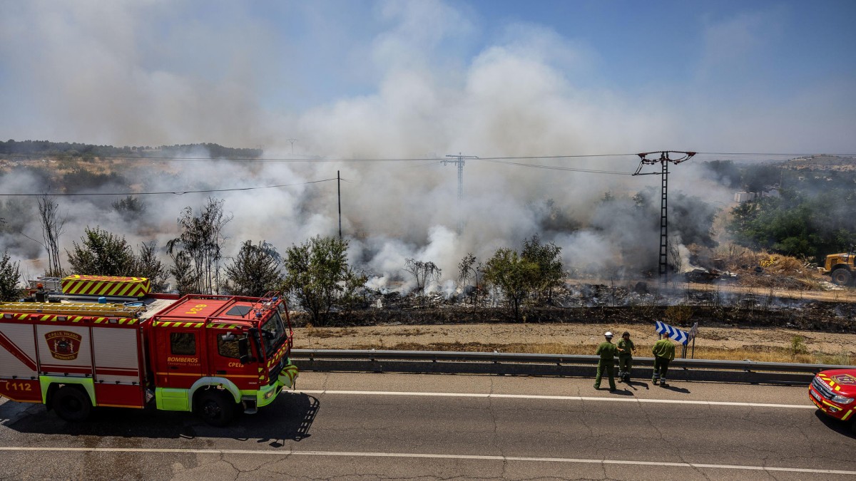 TOLEDO, 26/06/2025.- Efectivos del cuerpo de bomberos trabajan en la extinción del incendio declarado este jueves en una parcela en la que se acumulaba basura en el asentamiento del Cerro de los Palos, en Toledo, donde las fuerzas de seguridad están procediendo a desalojar a las familias. EFE/ Ismael Herrero