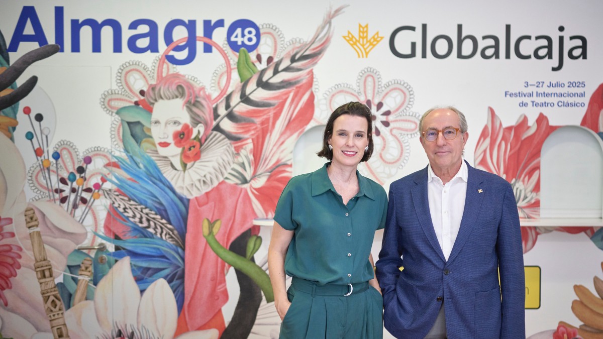 ALMAGRO 23/06/2025.- Globalcaja contribuye, una edición más, a que el Festival Internacional de Teatro Clásico de Almagro alce su telón y lo haga con un proyecto cultural de calidad y arraigado al territorio que lo acoge, la histórica ciudad del Corral de Comedias. El presidente de Globalcaja, Mariano León, ha ratificado esta colaboración, tras reunirse con la directora del Festival, Irene Pardo, a quien ha valorado el nuevo impulso dado a este gran escaparate de exhibición de artes escénicas, literatura, arquitectura, artesanía, gastronomía y patrimonio que es el Festival de Almagro, conservando su razón de ser, difundir a los clásicos del Siglo de Oro. /PABLO LORENTE