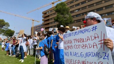 ALBACETE, 13/06/2025.- Concentración de huelga de este viernes en Albacete, delante del Hospital General Universitario. Tanto el texto como el vídeo son de la colaboradora en Albacete Dolores Carcelén. El Sindicato Médico de Castilla-La Mancha (CESM) ha cifrado en algo más de un 85%, con unos primeros datos provisionales, el seguimiento de la huelga de médicos en la región. EFE/Dolores Carcelén