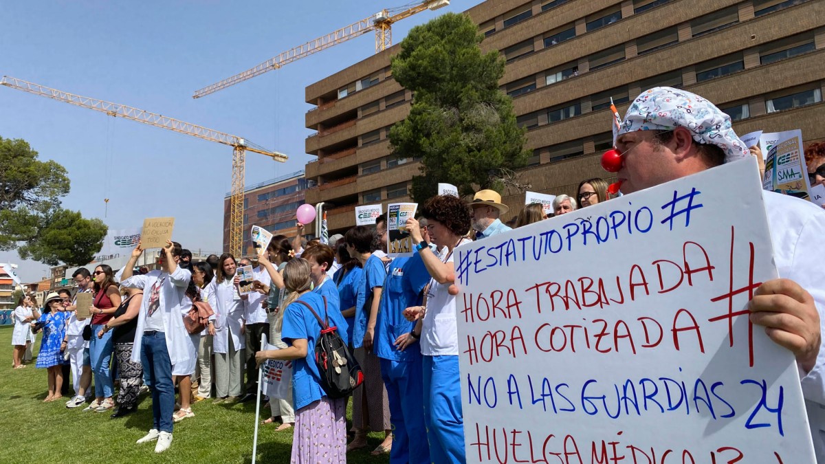 ALBACETE, 13/06/2025.- Concentración de huelga de este viernes en Albacete, delante del Hospital General Universitario. Tanto el texto como el vídeo son de la colaboradora en Albacete Dolores Carcelén. El Sindicato Médico de Castilla-La Mancha (CESM) ha cifrado en algo más de un 85%, con unos primeros datos provisionales, el seguimiento de la huelga de médicos en la región. EFE/Dolores Carcelén