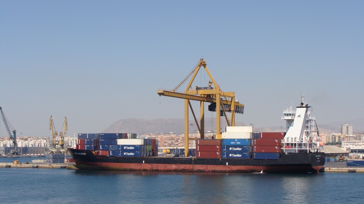 (Foto de ARCHIVO) Uno Barco Transportando Mercancías En El Puerto De Alicante 06/6/2017